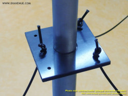 Plaque de haubanage pour antenne verticale